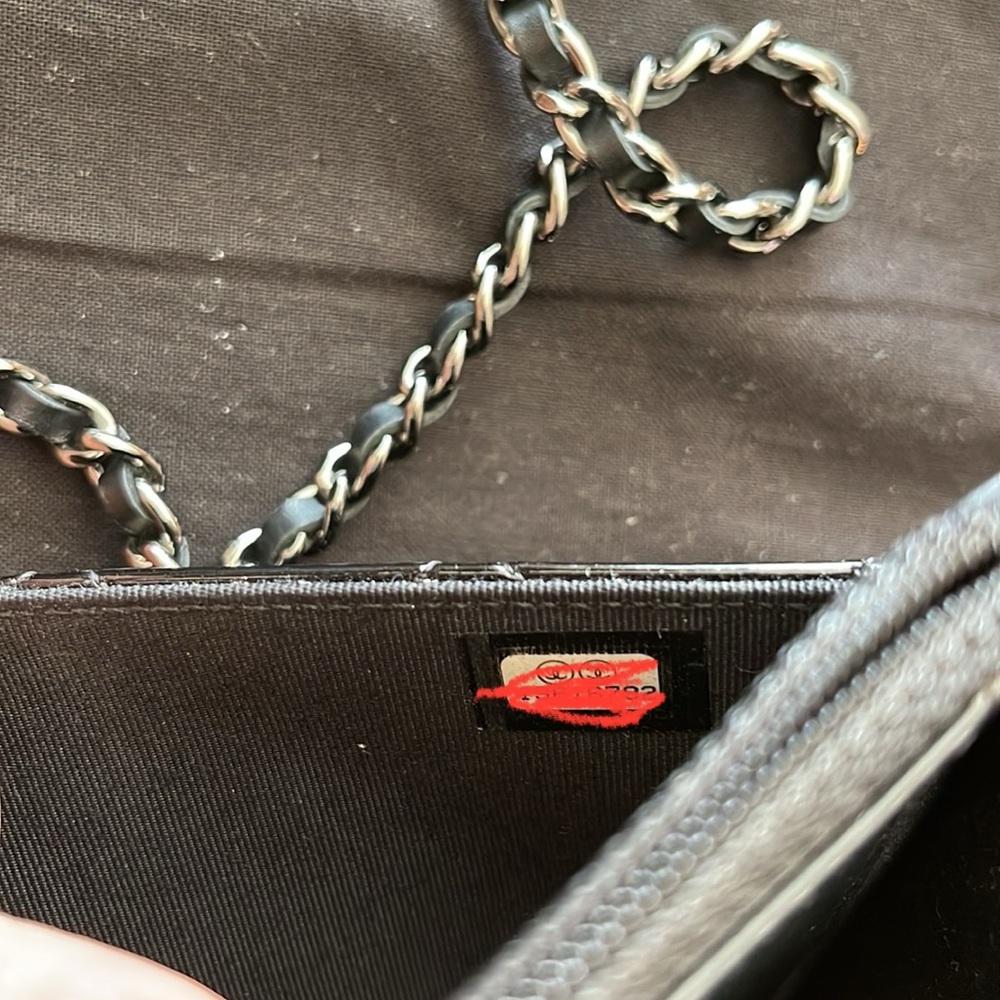 Chanel patent leather wallet on a chain - Picture 6 of 6